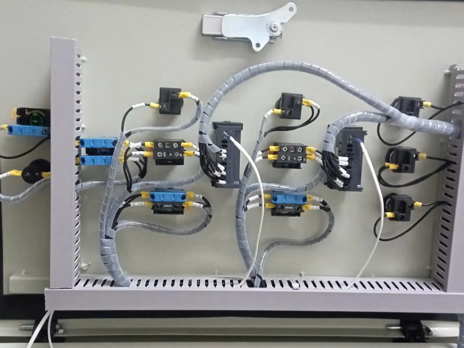 Tủ điều khiển bơm - bên trong